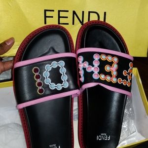 Too small fits an size 8 or 8.5